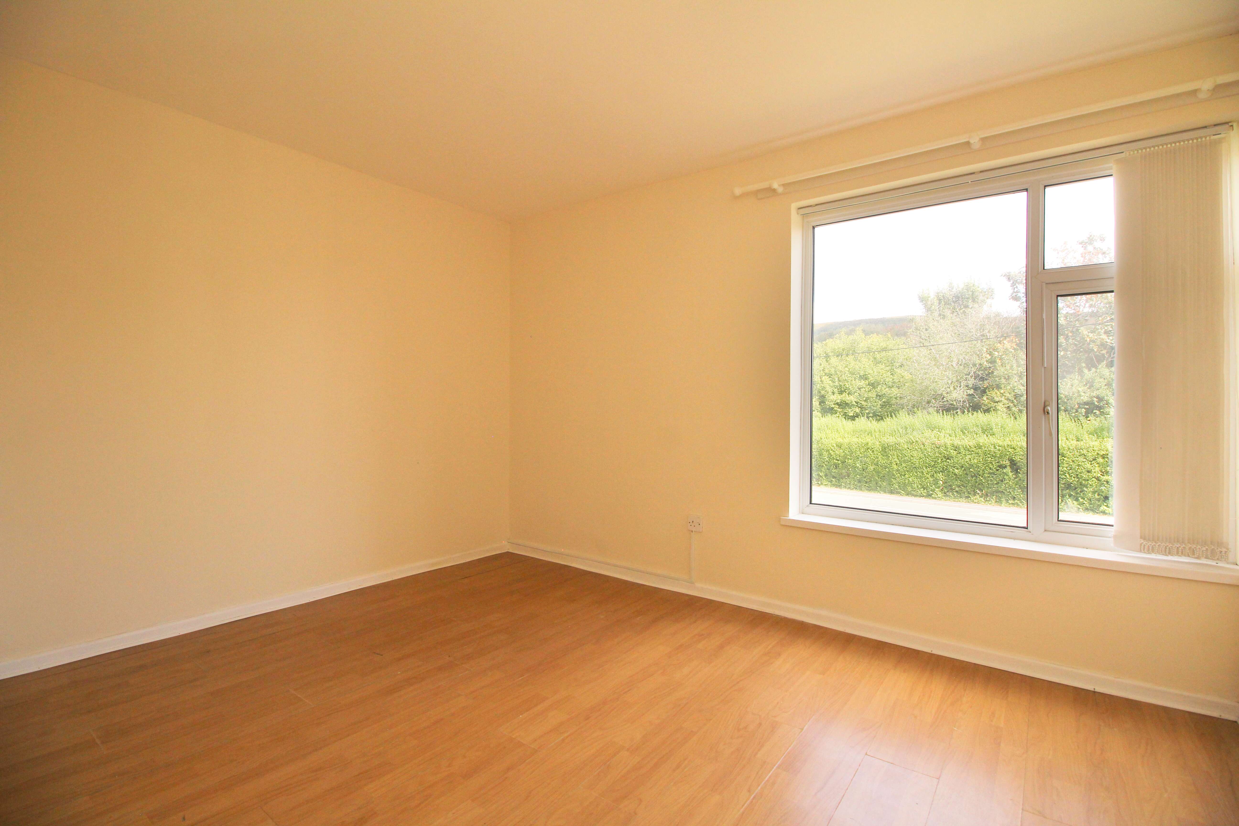 Dan y Cribyn, Ynysybwl CF37 3ET  Interior