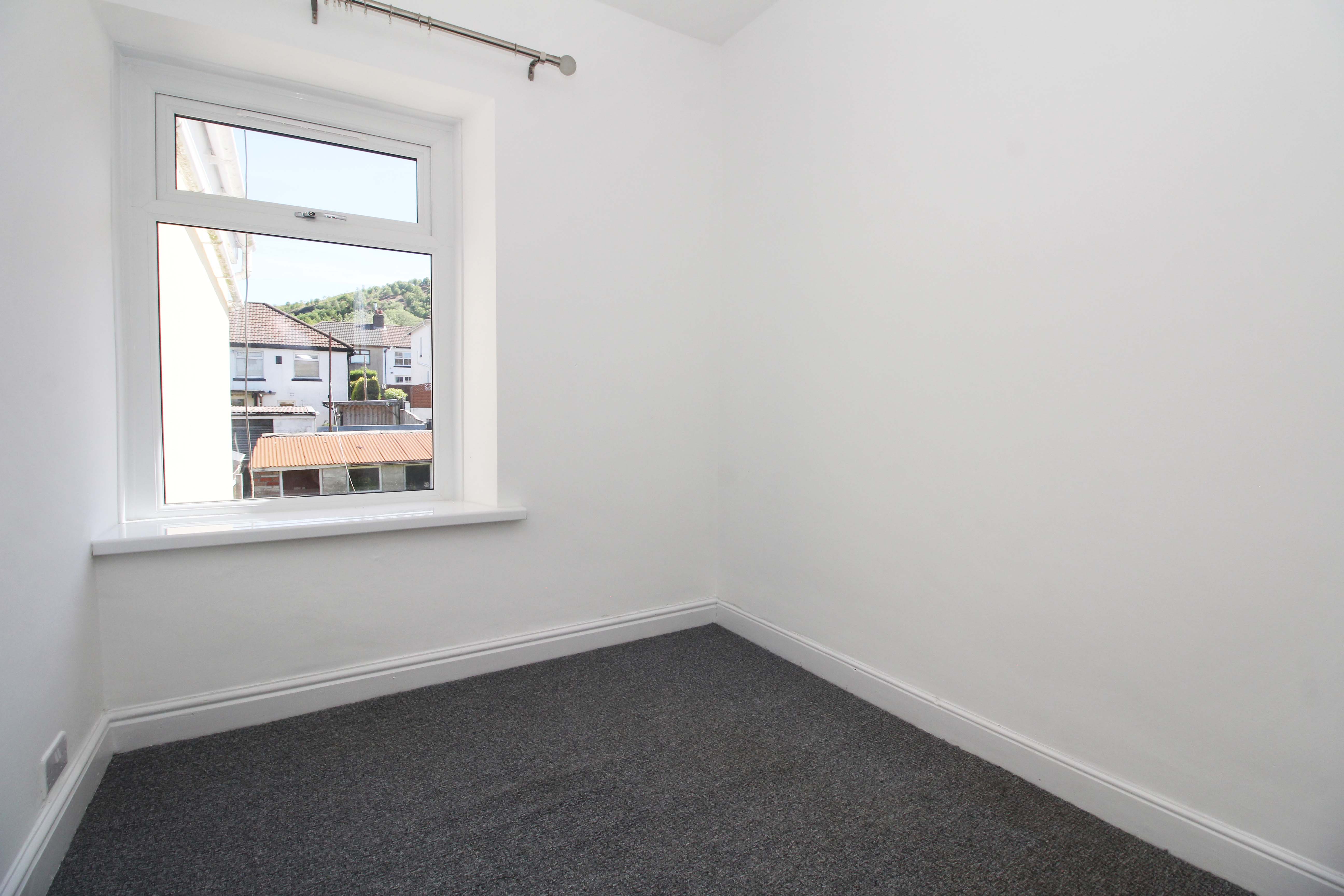 Crawshay Road, Tonypandy CF40 1TE  Interior