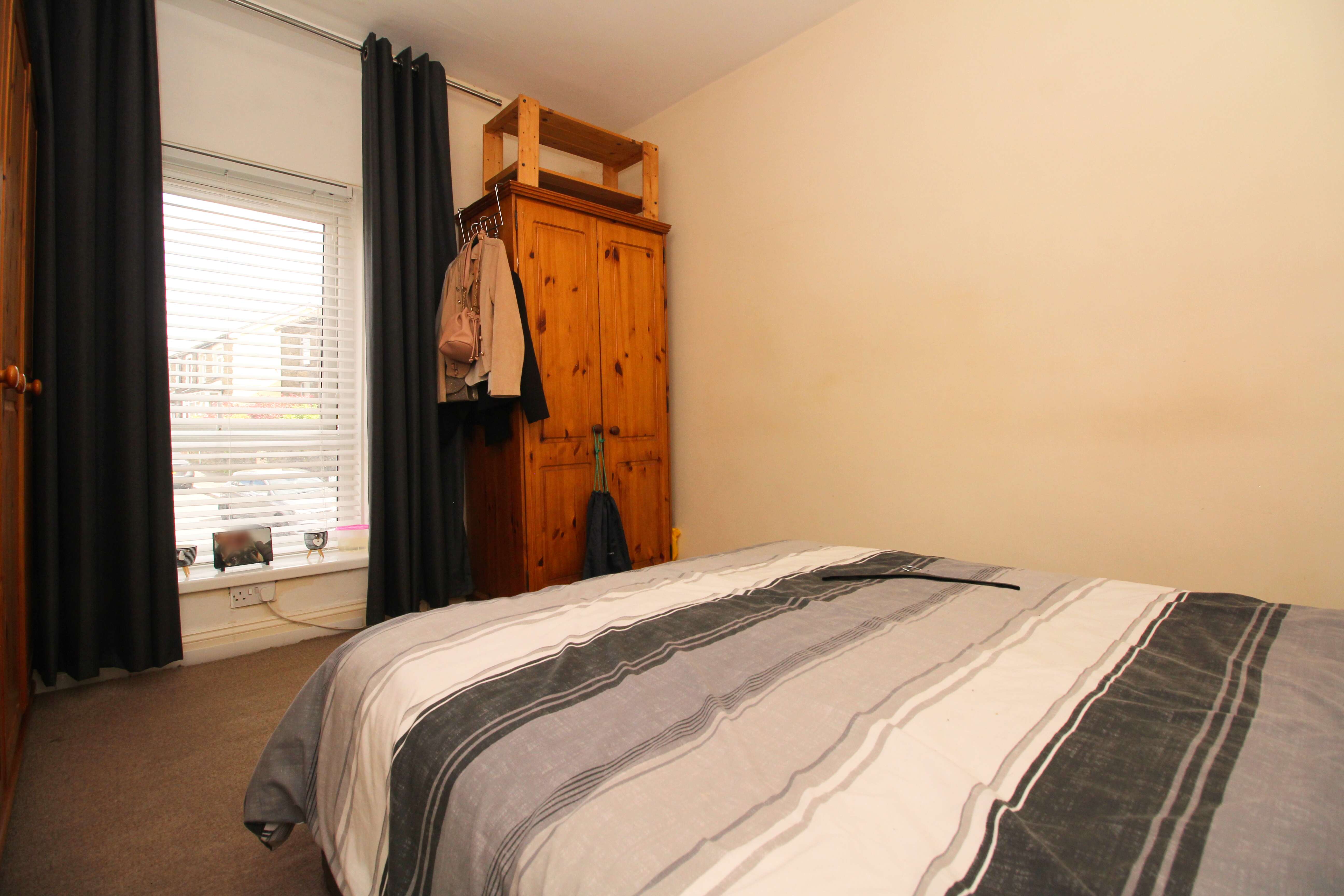 Amos Hill, Penygraig CF40 1PP  Interior